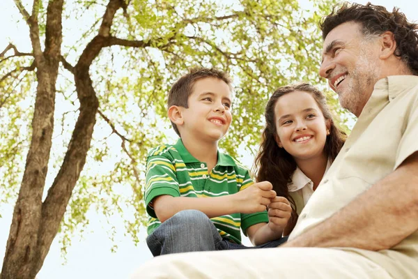 Ragazzo Ragazza Con Nonno Vista Basso Angolo — Foto Stock