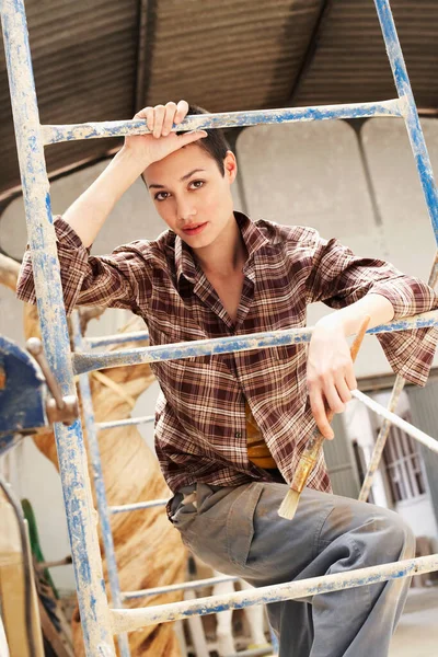 女性室内装潢师靠在Scaffolding肖像上 — 图库照片