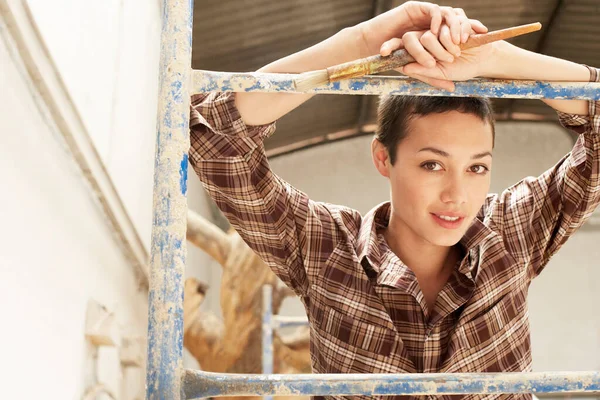Vrouwelijke Interieurdecorateur Leunend Steigerportret — Stockfoto