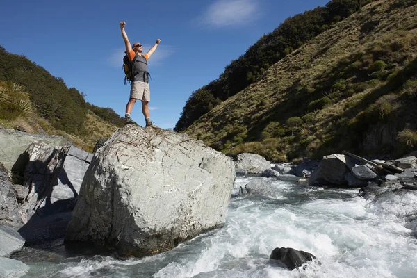 Escursionista Con Braccia Distese Sulla Roccia Nel Fiume — Foto Stock