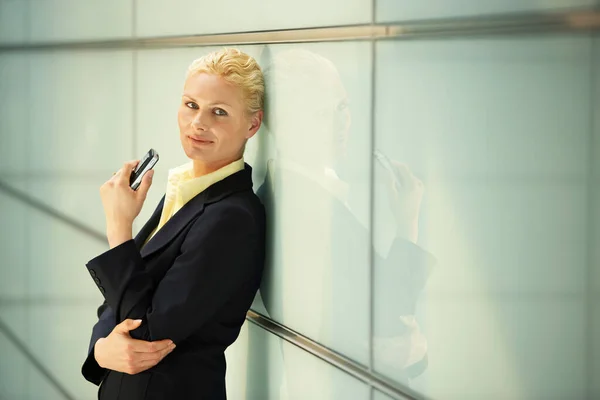 Mujer Negocios Usando Retrato Teléfono Celular — Foto de Stock