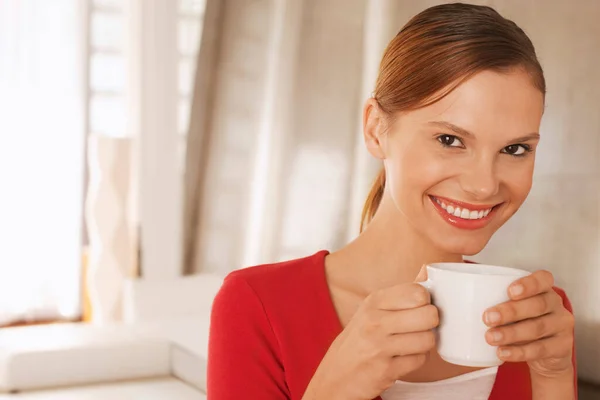 Jonge Vrouw Met Drankje Thuis Portret Close — Stockfoto