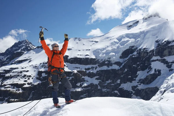 Ορειβάτης Χέρια Υψωμένα Στην Κορυφή Της Χιονισμένης Κορυφής — Φωτογραφία Αρχείου
