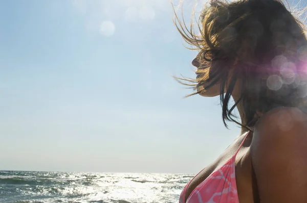 Vrouw Kijkend Naar Ocean — Stockfoto