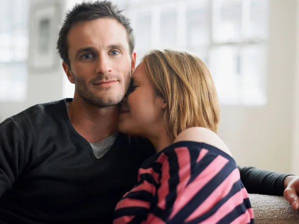 Casal Jovem Íntimo Sofá Retrato — Fotografia de Stock