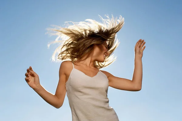 Νεαρή Γυναίκα Στέκεται Μπροστά Από Τον Ήλιο Πετώντας Μαλλιά — Φωτογραφία Αρχείου