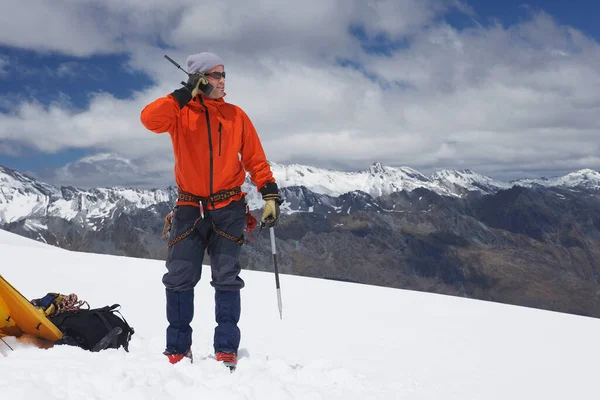 在雪山山顶使用对讲机的远足者 — 图库照片