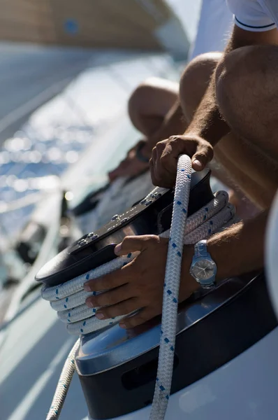 Marinero Atando Cuerda Cabestrante Cerca Las Manos — Foto de Stock