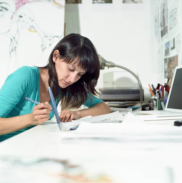 Joven Ilustradora Femenina Trabajando Oficina Casa — Foto de Stock