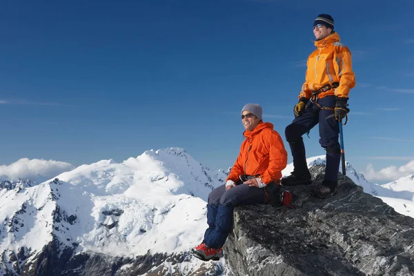 Alpinisti Sulla Vetta Della Montagna — Foto Stock