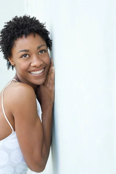 Smiling Woman Leaning Wall Portrait — Stock Photo, Image
