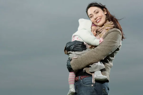 Anne Kucaklayan Bebek Portre Düşük Açı Görünümü — Stok fotoğraf