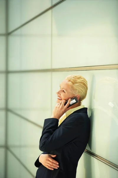 Donna Affari Che Utilizza Vista Laterale Del Telefono Cellulare — Foto Stock