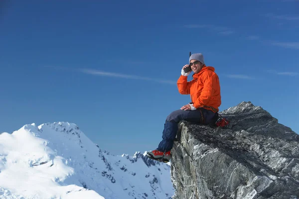 Alpinista Usando Walkie Talkie Pico Montanha — Fotografia de Stock