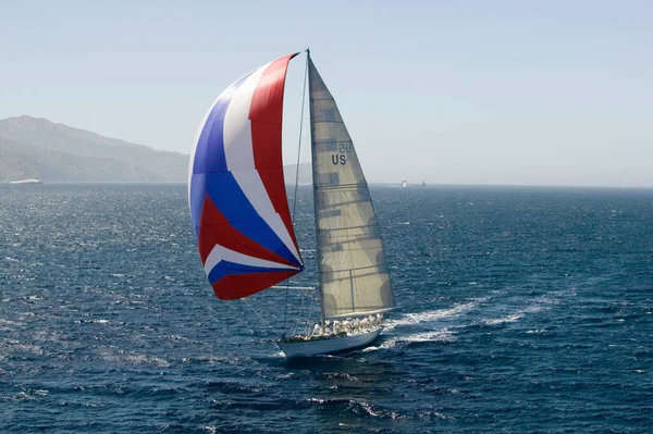海の上の帆船自然景観を背景に — ストック写真