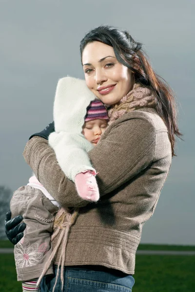 Madre Abrazando Durmiendo Bebé —  Fotos de Stock