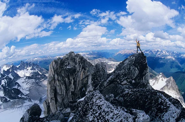 Άνθρωπος Στέκεται Στην Κορυφή Του Βουνού — Φωτογραφία Αρχείου