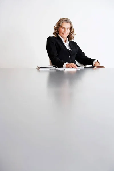 Masada Oturan Kadın Şletme Yöneticisi — Stok fotoğraf