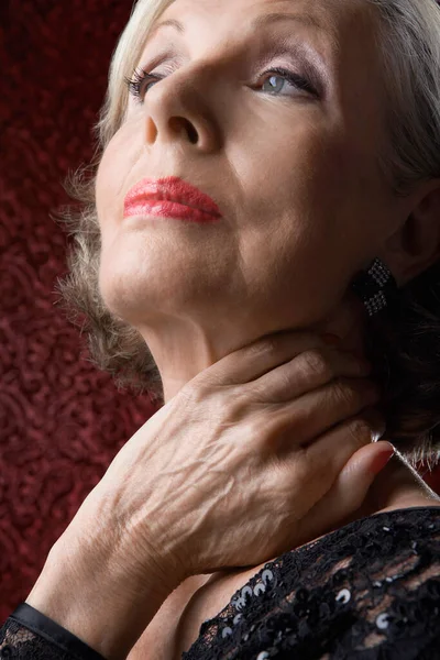 Mulher Senior Com Mão Pescoço — Fotografia de Stock