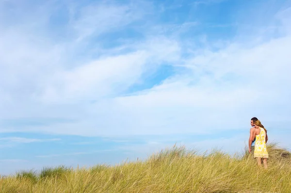 Couple Standing Grassy Dune Looking Out Sea — Stock Photo, Image