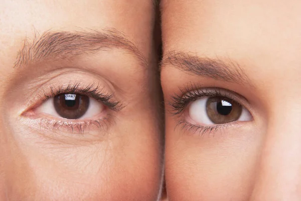 Close Shot Van Twee Vrouwen Ogen Naast Elkaar — Stockfoto