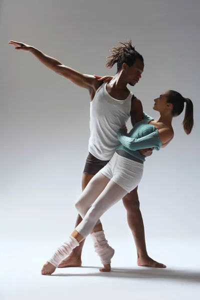 Ballet Dancer Supporting Ballerina — Stock Photo, Image
