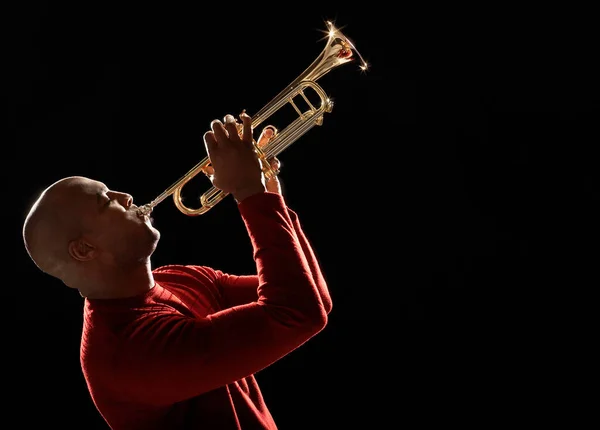 Muž Hraje Trumpet Boční Pohled Zblízka — Stock fotografie