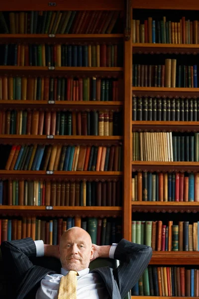 Empresario Sentado Biblioteca Manos Detrás Cabeza —  Fotos de Stock