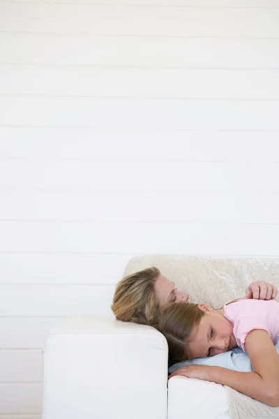 Mutter Umarmt Tochter Auf Sofa Kopf Und Schultern — Stockfoto