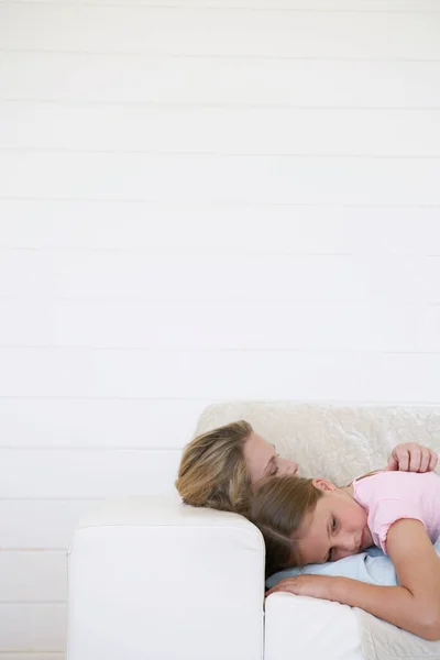 Madre Abbracciando Figlia Sul Divano Testa Spalle — Foto Stock