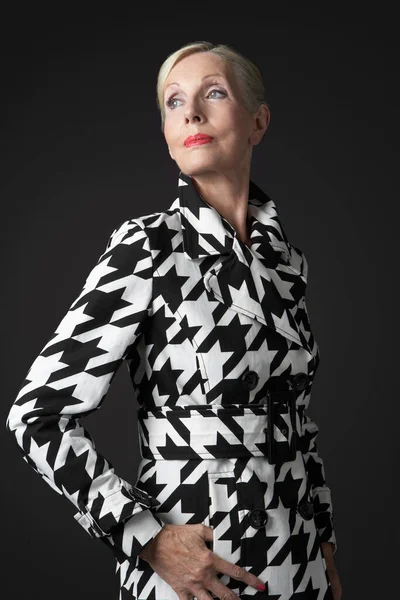 Elegante Donna Anziana Cappotto Bianco Nero — Foto Stock