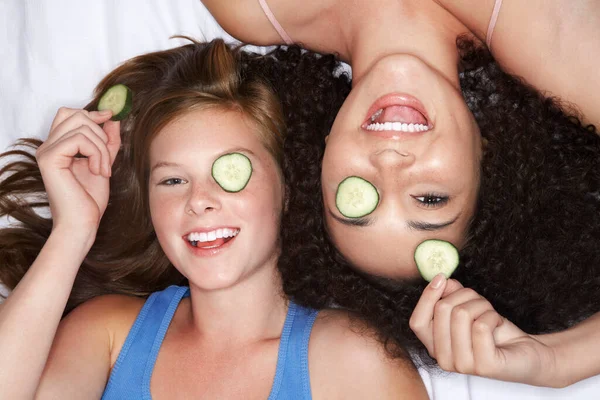 Tiener Meisjes Liggend Rug Met Komkommers Ogen Overhead Uitzicht — Stockfoto