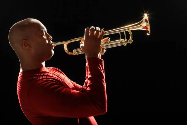 Muž Hraje Trumpet Zblízka Boční Pohled — Stock fotografie