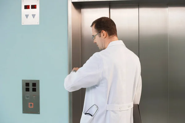 Médecin Vérifiant Montre Par Ascenseur — Photo