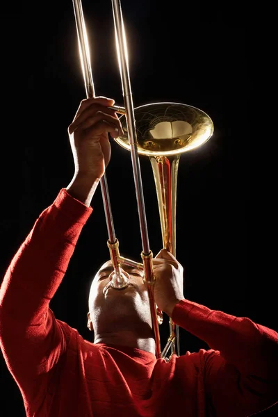 Hombre Jugando Trombone Vista Ángulo Bajo — Foto de Stock