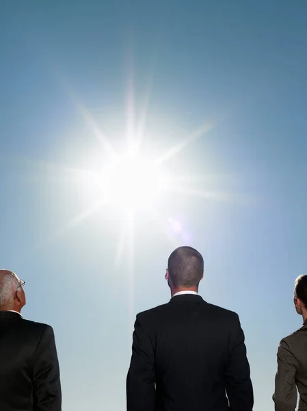 Trzech Biznesmenów Patrząc Słońce Pół Długości Wsteczny Widok Przycięty — Zdjęcie stockowe