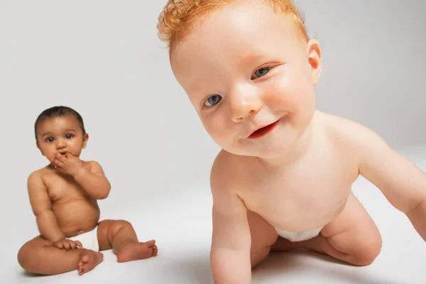 Bebês Introvertidos Extrovertidos — Fotografia de Stock