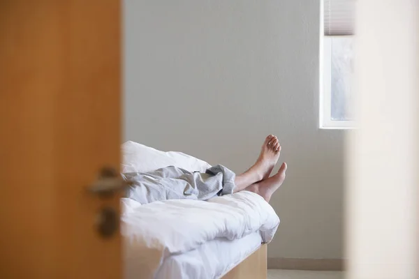 Homem Deitado Outro Lado Cama Seção Baixa — Fotografia de Stock