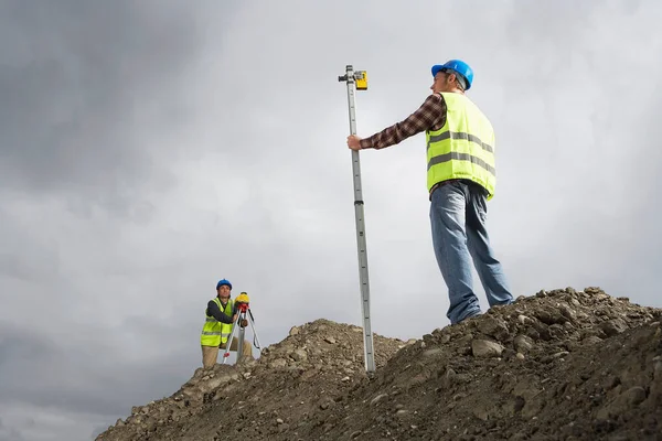 Inspectores Que Utilizam Teodolite Estaleiro — Fotografia de Stock