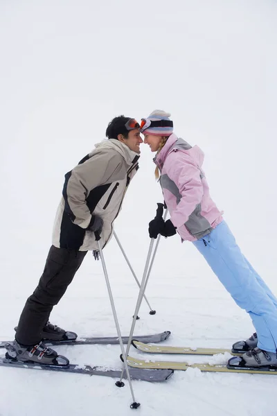 Koppel Leunend Naar Elkaar Staand Ski Zijaanzicht — Stockfoto