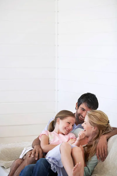 Parents Daughter Cuddling Couch — Stock Photo, Image