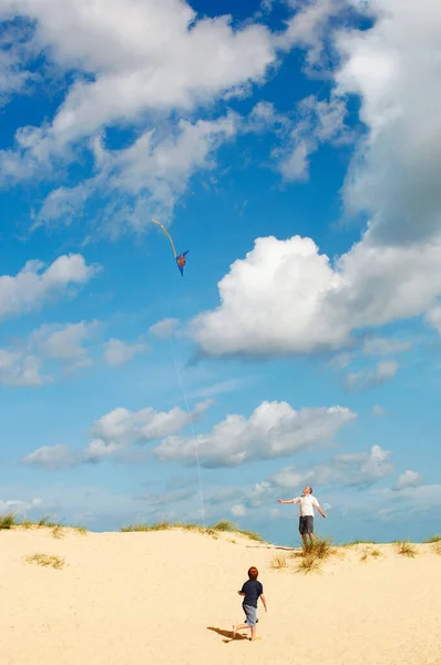 Fader Och Son Flying Kite Sanddyn Stranden — Stockfoto