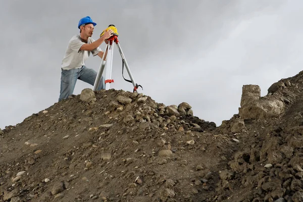 Landmeter Die Theodoliet Ter Plaatse Gebruikt — Stockfoto