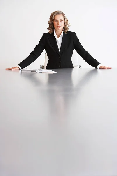 Feminino Executivo Negócios Sentado Por Braços Mesa Estendidos — Fotografia de Stock