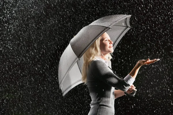 Geschäftsfrau Streckt Bei Regen Die Hand Unter Regenschirm Aus — Stockfoto