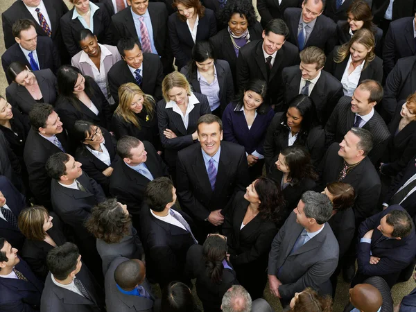 Gran Grupo Personas Negocios Que Rodean Hombre Mirando Hacia Arriba —  Fotos de Stock