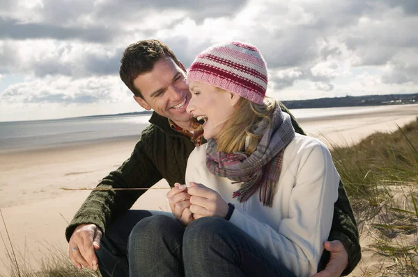 Paar Het Strand Glimlachend — Stockfoto