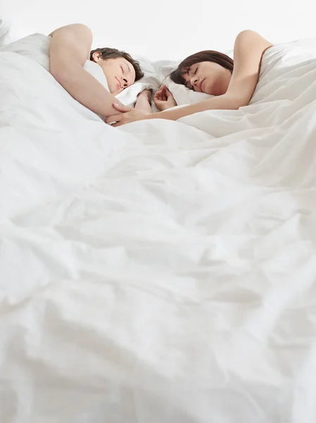 Genç Çift Yatakta Uyuyor — Stok fotoğraf