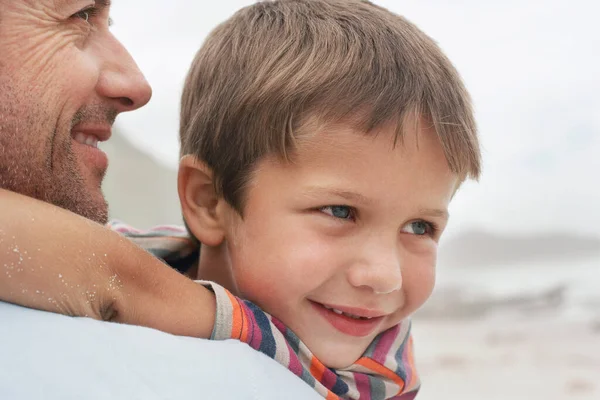 Vater Trägt Sohn Strandnähe — Stockfoto