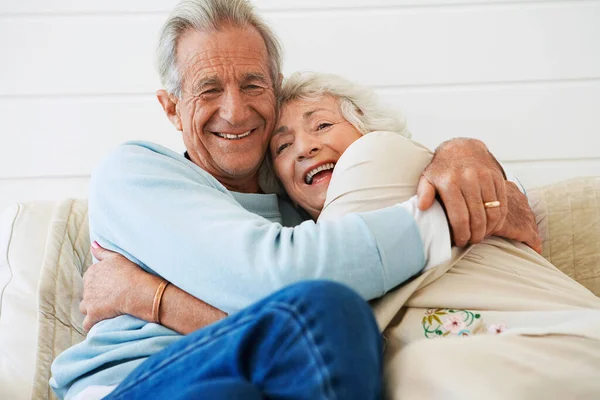 Senioren Paar Omarmen Zittend Bank Halve Lengte — Stockfoto